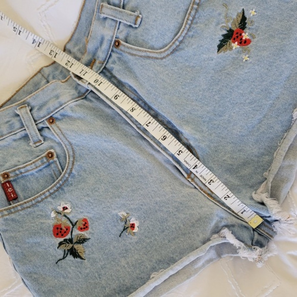 Vintage LEI High Waisted Strawberry‎ Embroidered Denim Shorts Light Wash Y2K 90S - Picture 8 of 9